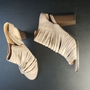 Report tan sandal size 8.5